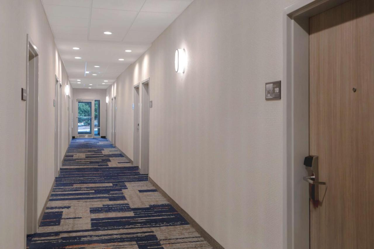 Hampton Inn איזלי מראה חיצוני תמונה